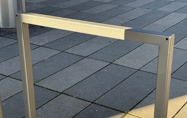 Foto von einem eckigen Fahradbügel.