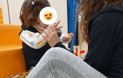 una niña en fisioterapia con el traje MiSara Hug my Body