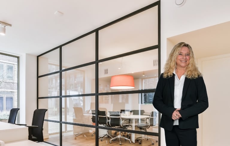 Anja Borchert schwarzer Anzug im Büro für Ärztevermittlung Doc Connect