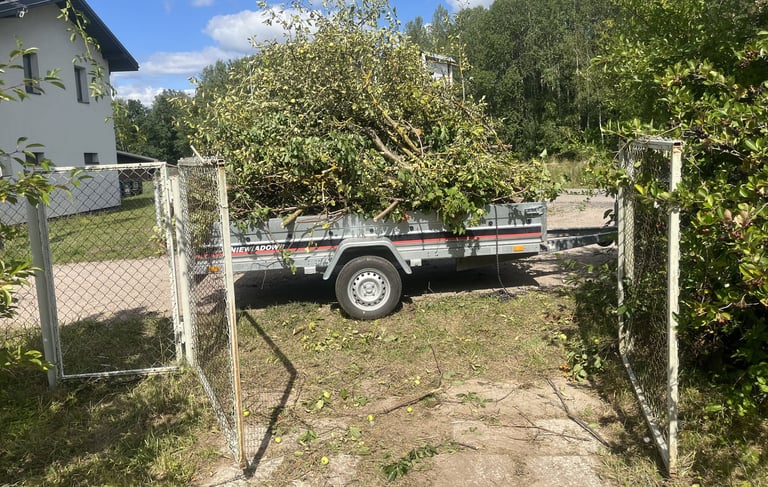 žaliujų atliekų išvežimui paruošta priekaba