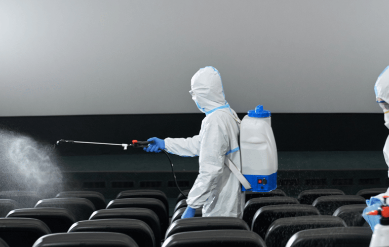 técnico en fumigación realizando una desinsectación  