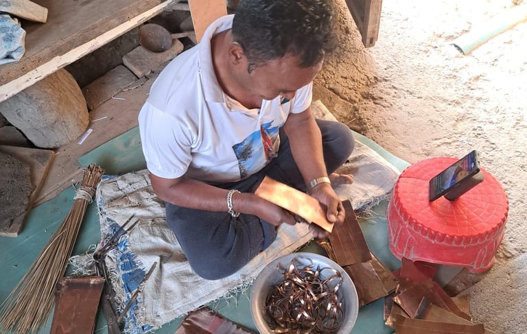 artisan travaillant le cuivre