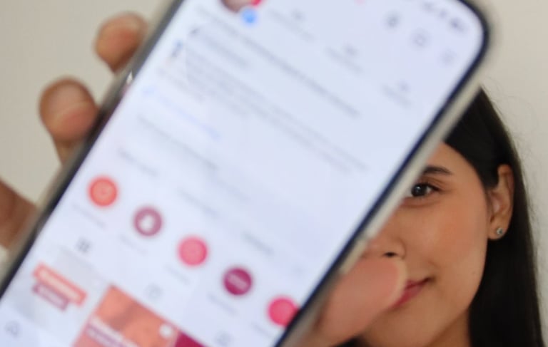 Valeria Fong mostrando el perfil de su instagram fong social media