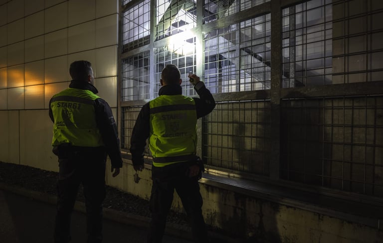 Sicherheitsmitarbeiter bei nächtlicher Kontrolle – Revierdienst Luzern