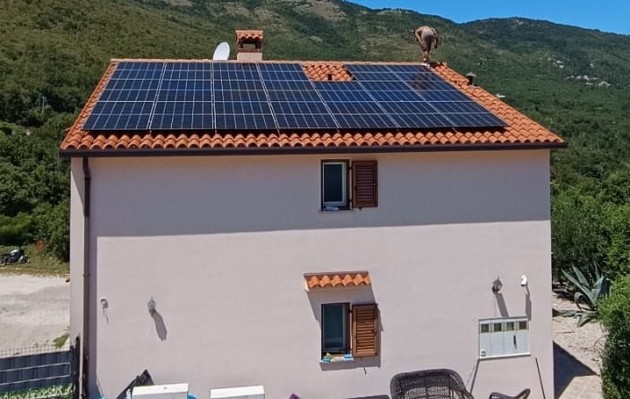 Solarni paneli za vikendice sa bazenom i klimatizacija Hrvatska Srbija Bosna i Hercegovina