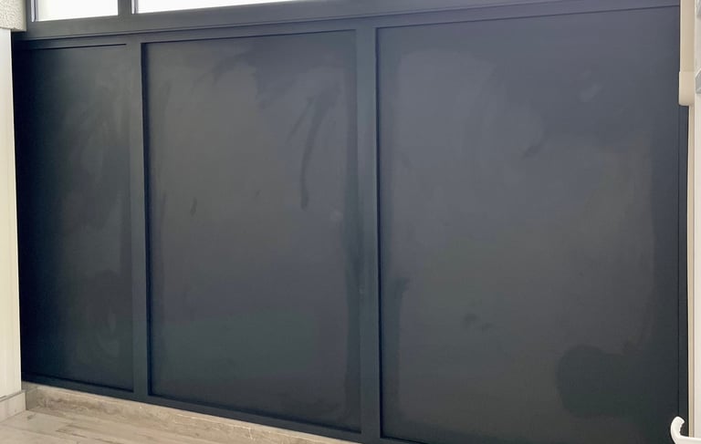 Menuiserie en Aluminium pour l'habillage et la finition d'un espace.