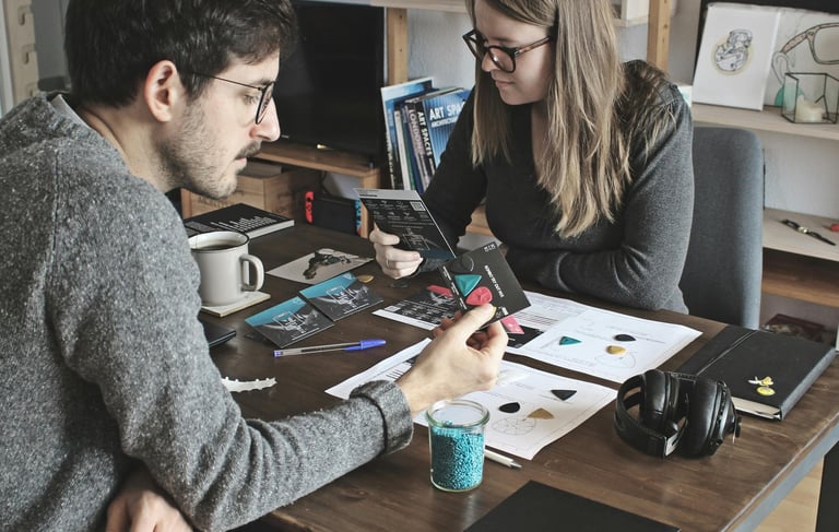 Ingenieros analizando la viabilidad de diseño de una pieza