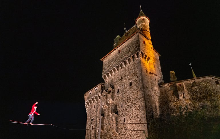 Hugo fait le show en Père Noël au marché de Noël du château de Menton St Bernard