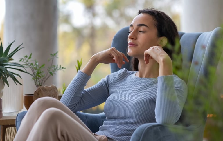 Une femme pratique l'autohypnose après s'être formé auprès de lachaume julien kiné et ostéo