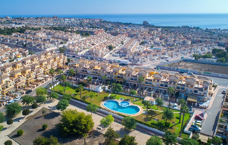 Urbanización cerca del mar enTorrevieja - drone