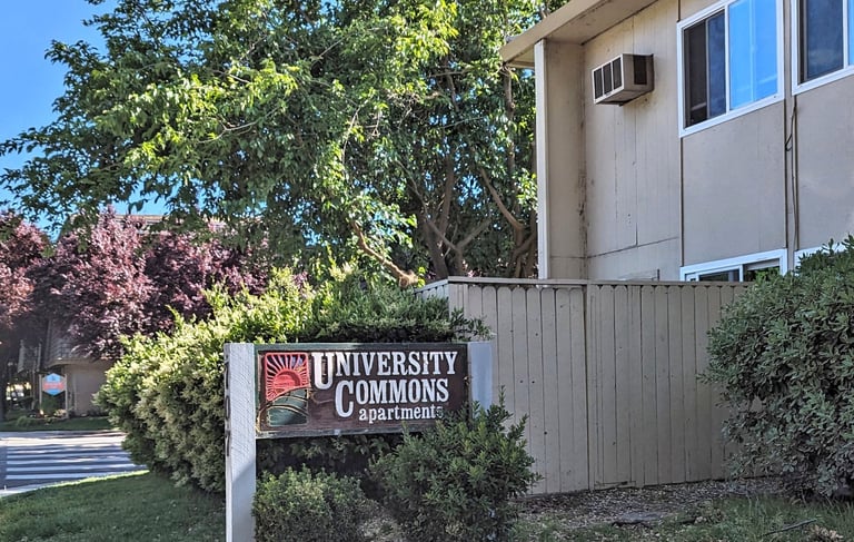 a sign that says university commons apartments davis california 707 sycamore lane