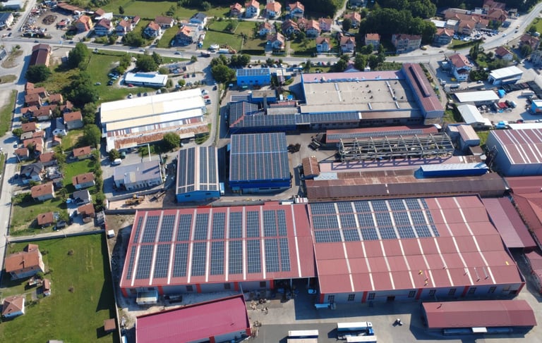Solarni paneli na krovu industrijskog objekta solarne elektrane za pravna lica