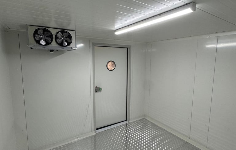 walk-in freezer room with monoblock unit