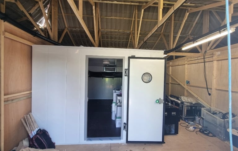 Cold room with straddle unit