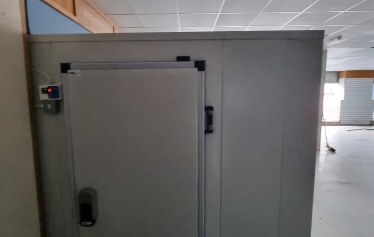 Cold room with spilit engine