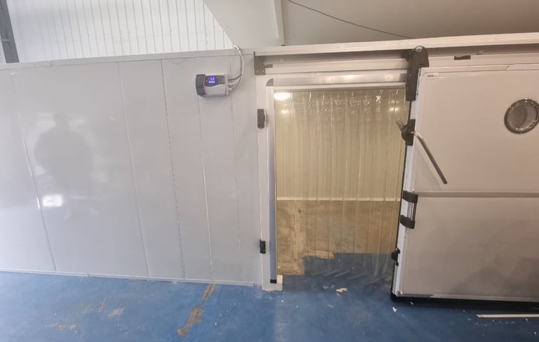 Cold room with sliding door