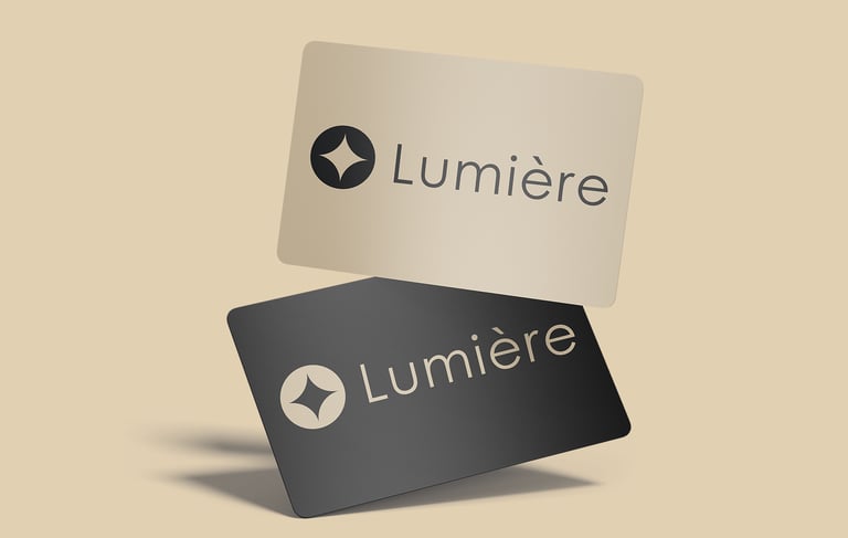Cartões de visita bege e preto com logo circular estilizado e nome “Lumière” em fonte elegante.