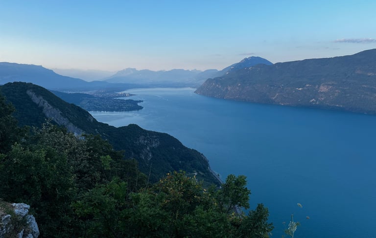 vue sur le lac du Bourget depuis le toit du belvédère à la Chambotte