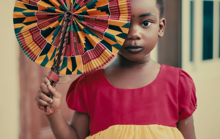Jeune fille africaine avec éventail en wax