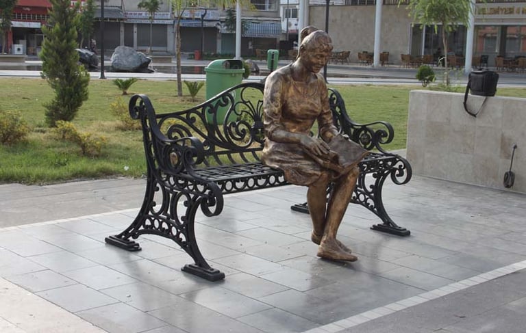 Banc de la Jeune Lectrice à Iskenderun (Turquie)