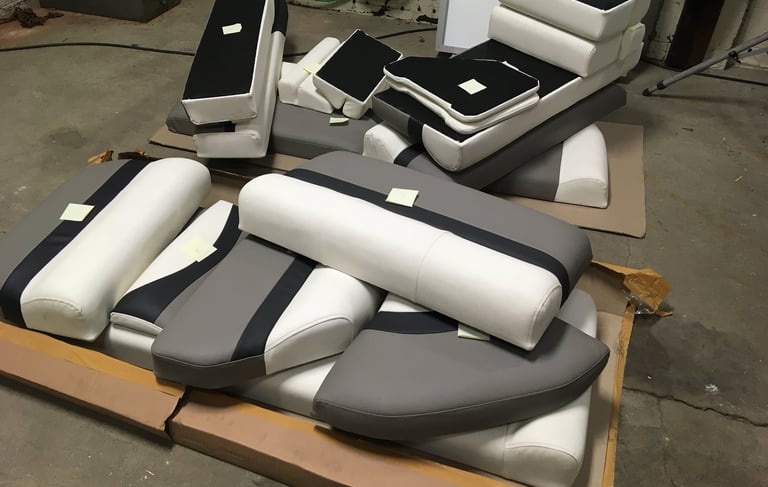 1999 Bennington 2575 FS with new marine vinyl upholstery