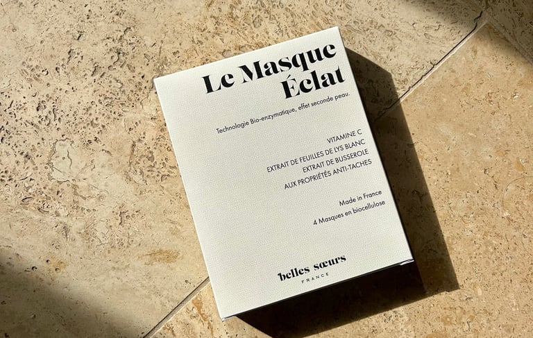 Une boite de masque éclat belle soeur sur des dalles en pierre beiges