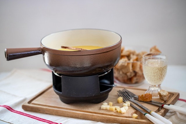 Enjoy our fondini potted cheese fondue, a Swiss delight perfect for sharing!