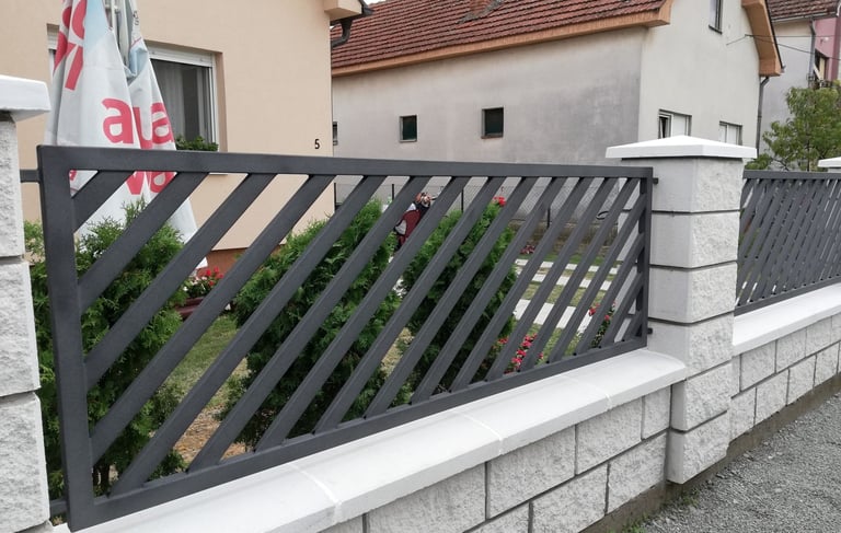 drvometal, drvo metal, nameštaj, police, stolovi, stolice, ograde, ograda, kapija