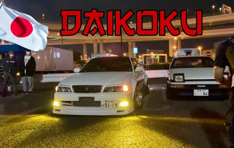 deux voitures en extérieur de nuit avec un drapeau japonais et le mot "Daikoku"