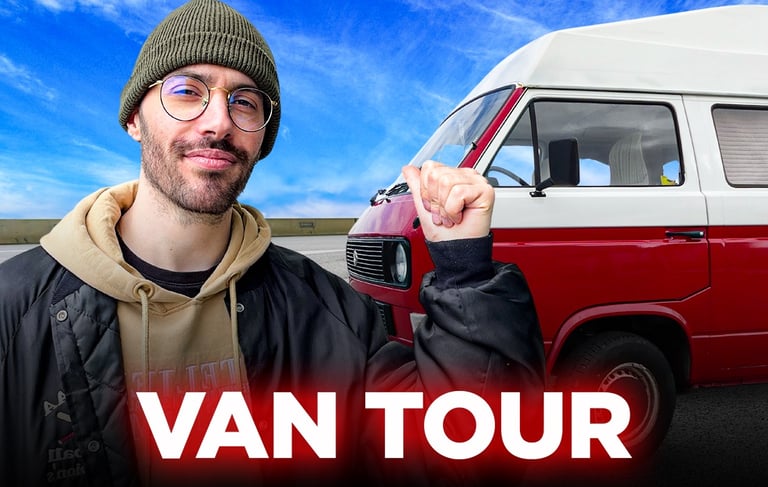 homme montrant un van avec l'écriture "Van Tour"
