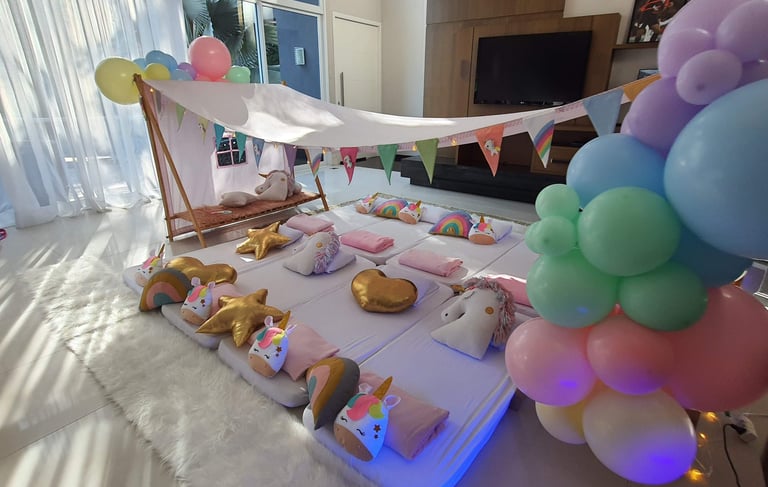 festa do pijama com cabanas e tendas de unicórnios