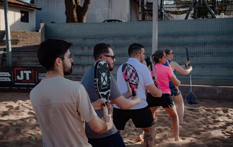 Alunos em aula de beach tennis em grupo no Ace Beach Sports Iguatemi