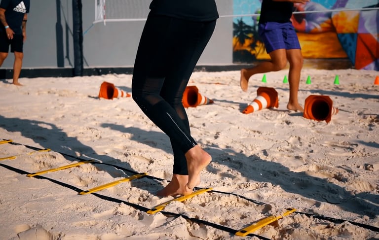 Aula de funcional ao ar livre com grupo de alunos no Ace Beach Sports