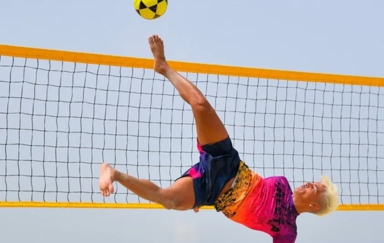Alunos praticando futevôlei na quadra de areia do Ace Beach Sports