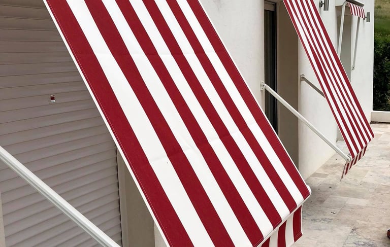 Stores banettes à projection rayés rouge et blanc