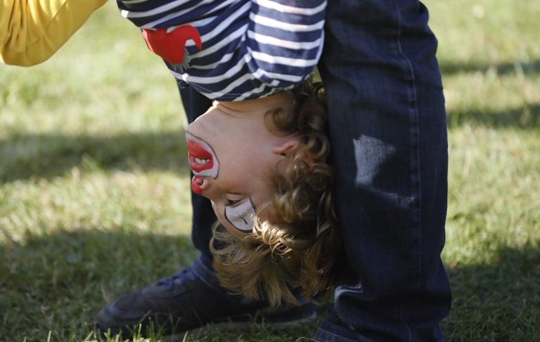 Enfant avec la tête en-bas