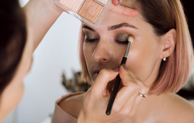 mujer siendo maquillada