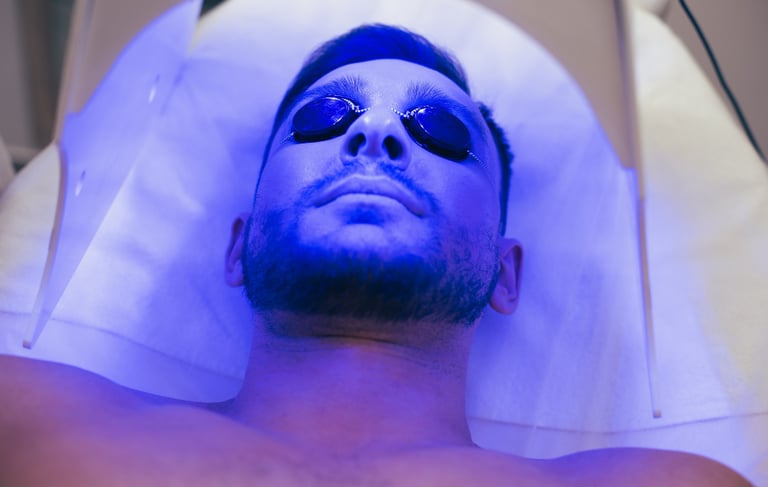 hombre en cabina de rayos uva