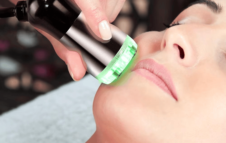 chica en tratamiento de electroporador