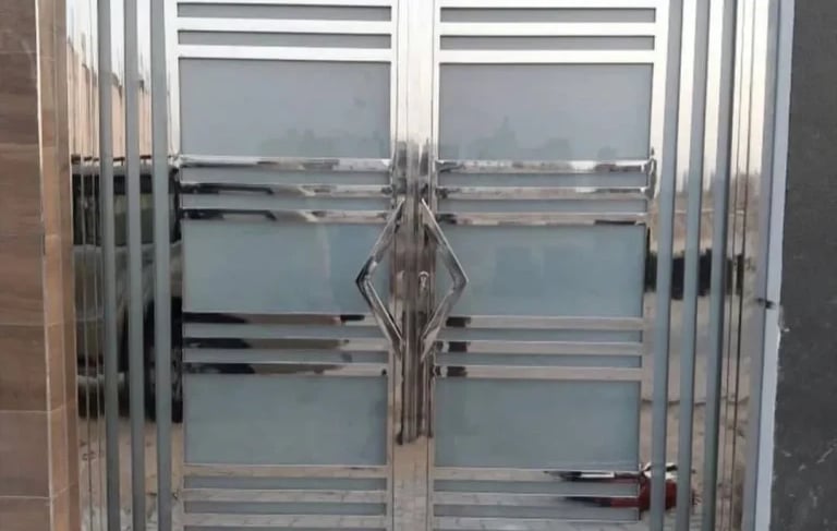 Porte inox ouvrant deux vantaux