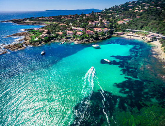 vue aérienne d'une plage bleue azur