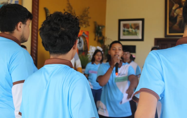 Joven hablando con micrófono