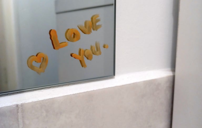 Traces de son passage: I love you sur un miroir