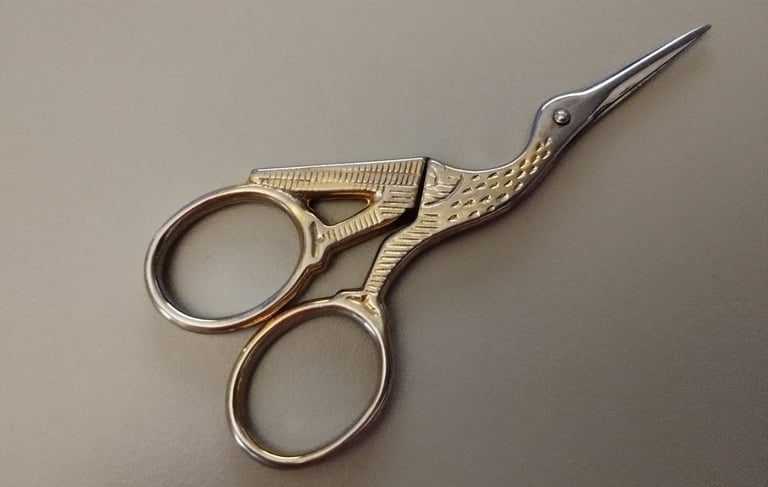 Ciseaux de broderie dorés et argentés en forme de cigogne