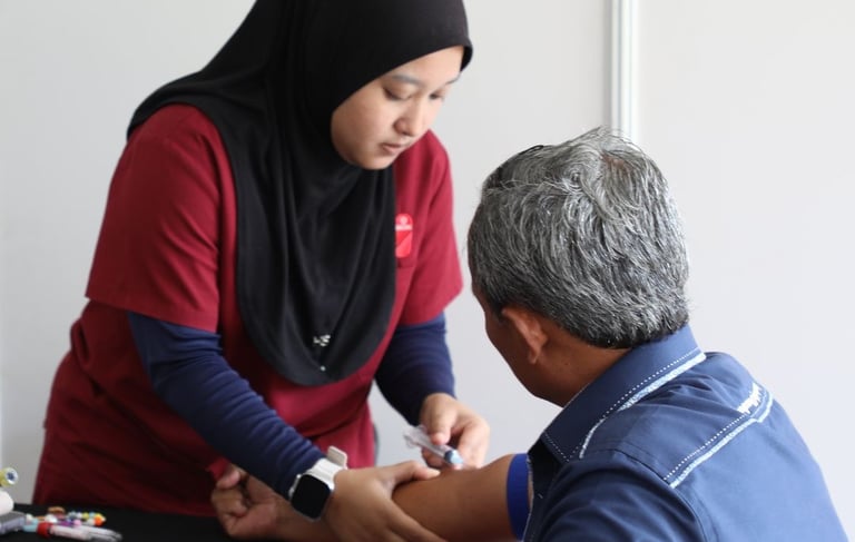 pekerja vendor makanan menerima suntikan tifoid dari poliklinik desaru dr.abdullah@maliq