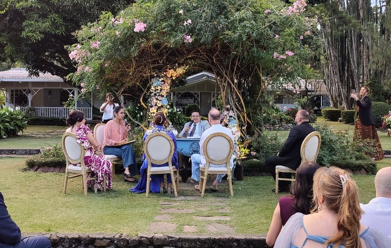 Ceremonia civil con juez casando a los novios en el jardín en boquete