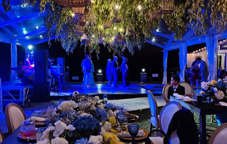pista de baile en boda nocturna en boquete con decoracion flotando