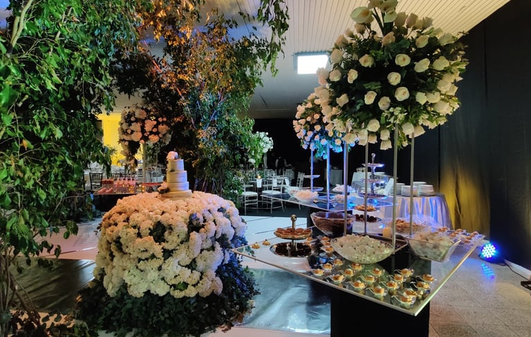 flores blancas decoracion de mesa de dulce y postres para una boda en interior