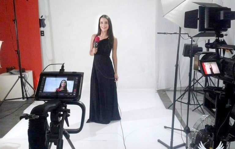 presentadora de tv en nuestro estudio