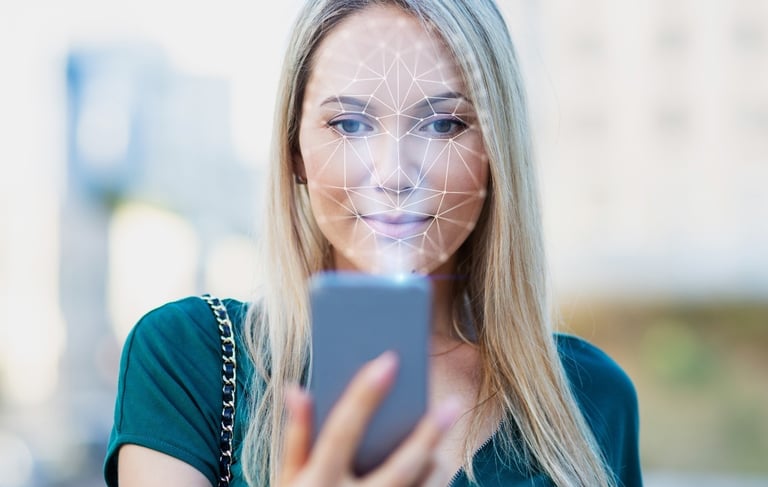 Mulher realizando escaneamento de bem-estar no celular.